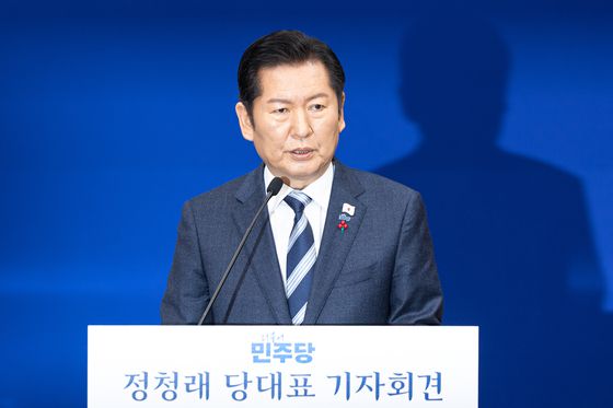 정청래 더불어민주당 대표가 26일 서울 여의도 국회에서 취임 후 열린 첫 공식 기자회견에서 발언하고 있다. 뉴스1