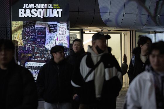 올해 전시 관람객은 전년 대비 늘어난 것으로 조사됐다. 서울 동대문디자인플라자(DDP) 에서 진행 중인 ‘바스키아 특별전’ 을 찾은 관객들 모습. 전민규 기자