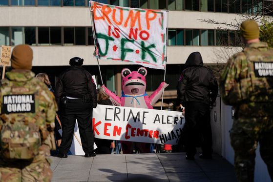 지난 20일(현지시간) 미국 워싱턴 DC 케네디센터 앞에서 명칭 변경에 반대하는 시위대가 ‘트럼프는 존 F 케네디가 아니다’고 적힌 펼침막을 들어보이며 집회를 하고 있다. AP=연합뉴스