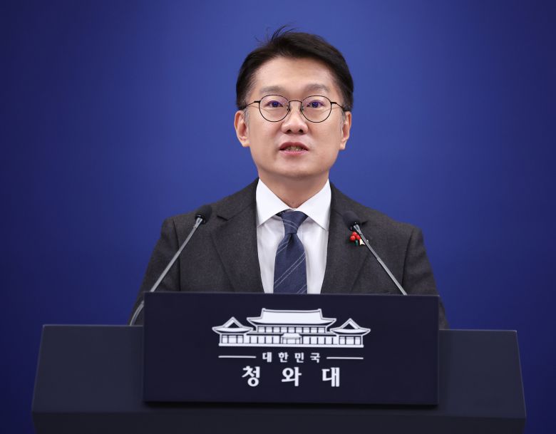 김남준 대통령실 대변인이 지난 24일 청와대 춘추관에서 이재명 대통령과 김혜경 여사의 희귀 질환 환우·가족 현장 간담회 참석 관련 브리핑을 하고 있다. 연합뉴스