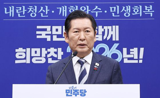 정청래 더불어민주당 대표가 26일 국회에서 열린 당대표 기자회견에서 발언을 하고 있다. 임현동 기자