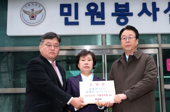 조배숙 국민의힘 사법정의수호 및 독재저지특위 위원장, 곽규택 법률자문위원장이 지난 11일 경찰에 민중기 특별검사 및 수사팀을 통일교 편파수사 관련 직무유기 혐의로, 전재수 해양수산부 장관 및 민주당 전현직 의원들을 정치자금법 위반·뇌물수수 혐의로 고발하고 있다. 뉴스1