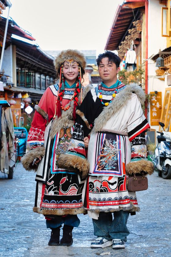 장족 전통 복장 차림의 관광객.
