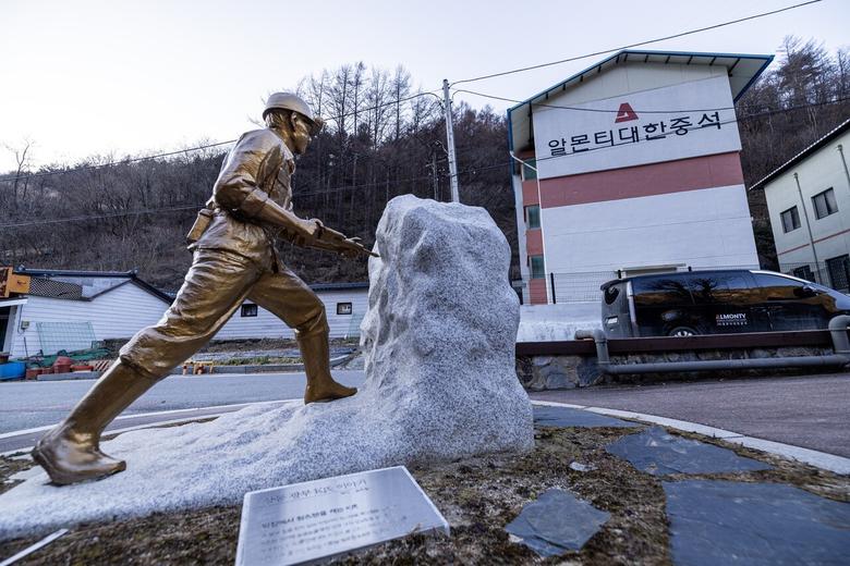 영월권 상동읍 알몬티대한중석 건물을 뒤로한 옛 상동 광부 동상이 상동광산의 화려했던 시절을 일깨운다. 김정훈 기자