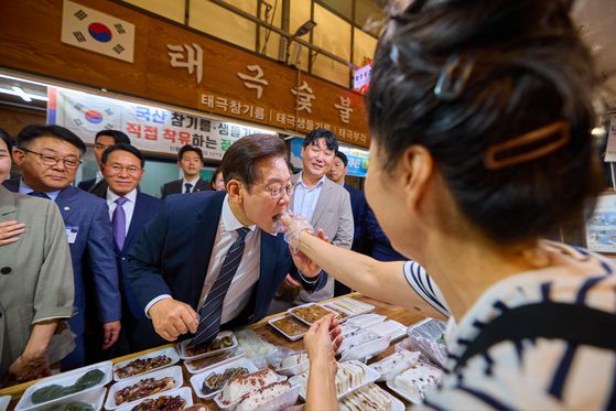 김혜경 여사가 지난 7월 25일 민생회복 소비쿠폰을 사용하기 위해 인천 계양구 계양산전통시장을 방문해 한 상인과 대화하고 있다. 대통령실사진기자단