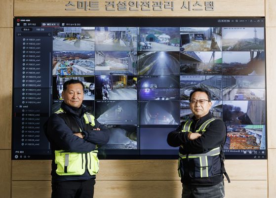 고속철도 평택~오송 구간 2복선화 5공구 공사가 한창이다. 백규상 감리단장(오른쪽·서현)과 라승혁 현장소장(쌍용건설)이 원격 모니터링 화면 앞에서 공사를 설명하고 있다. 김정훈 기자