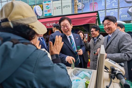 이재명 대통령이 지난 6월 20일 울산 울주군 언양알프스시장을 방문해 한 상인과 인사하고 있다. 사진 대통령실