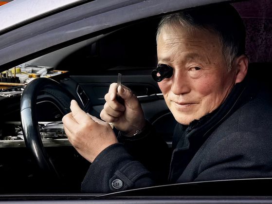 정재섭 명품 시계 수리 전문가는 서울과 경기도 8곳에서 '길 가게'를 차리고 손님을 맞이한다. 김홍준 기자