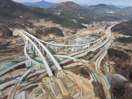 지난 23일의 함양울산고속도로 거창 분기점 공사 현장. 차가 다니고 있는 도로는 광주대구고속도로다. 송봉근 객원기자
