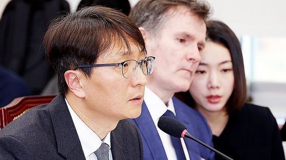 해럴드 로저스 쿠팡 임시대표가 17일 국회 과학기술정보방송통신위원회에서 열린 쿠팡 청문회에서 의원 질의에 답변하고 있다. 뉴스1