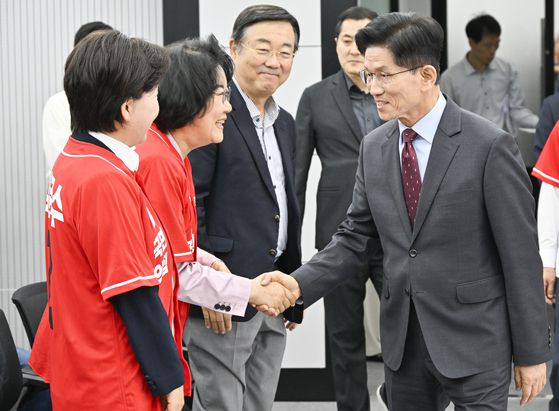 (김문수 국민의힘 대통령 후보가 지난 5월 18일 서울 여의도 국민의힘 중앙당사에서 '경제를 판갈이 합니다! 새롭게 대한민국' 경제 공약 발표를 위해 입장하며 이혜훈 전 의원과 악수하고 있다.뉴스1