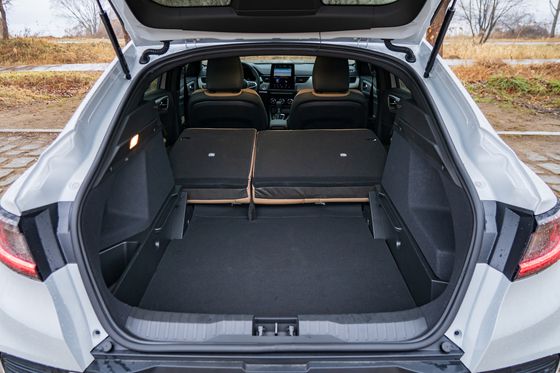 현대 아반떼(완쪽)와 르노 아르카나