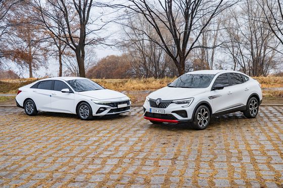 현대 아반떼(왼쪽)와 르노 아르카나.