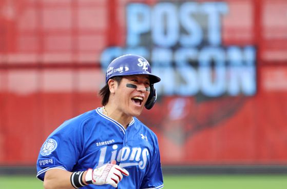 강민호, PO 최고령 홈런   (대전=연합뉴스) 김준범 기자 = 19일 대전한화생명볼파크에서 열린 2025 프로야구 KBO리그 포스트시즌 플레이오프 2차전 삼성 라이온즈와 한화 이글스의 경기. 9회초 2사 1루 때 2점 홈런을 친 삼성 강민호가 환호하고 있다. 2025.10.19   psykims@yna.co.kr (끝)  〈저작권자(c) 연합뉴스, 무단 전재-재배포, AI 학습 및 활용 금지〉