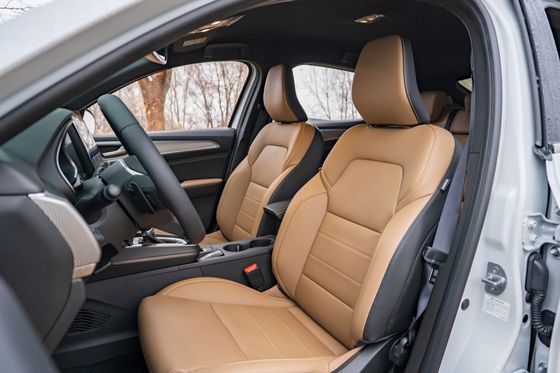 넓고 낮은 아반떼 트렁크