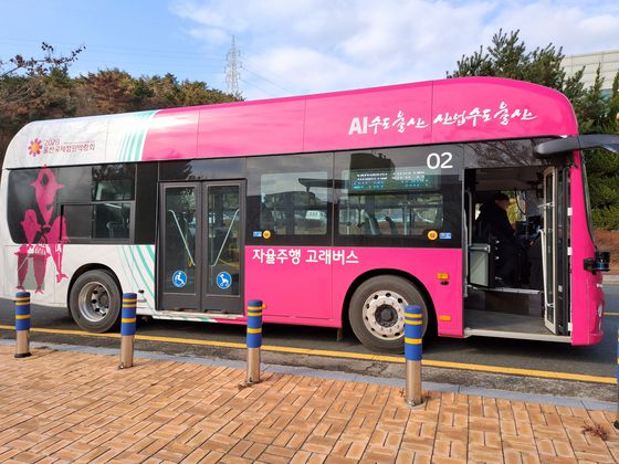 울산 도심을 달리는 자율주행 버스인 '고래버스'. 사진 울산시, 독자