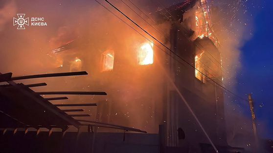 27일(현지시간) 러시아 대통령실 공식 텔레그램 계정(@news_kremlin)에 게시된 블라디미르 푸틴 대통령의 모습. 푸틴 대통령은 이날 군복 차림으로 작전회의를 직접 주재하며 우크라이나에 대한 군사적 행동을 지속할 수 있다는 뜻을 밝혔다. AFP=연합뉴스