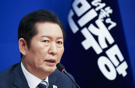 정청래 민주당 대표가 26일 국회에서 당대표 기자회견을 열고 기자들의 질문에 답하고 있다. 임현동 기자