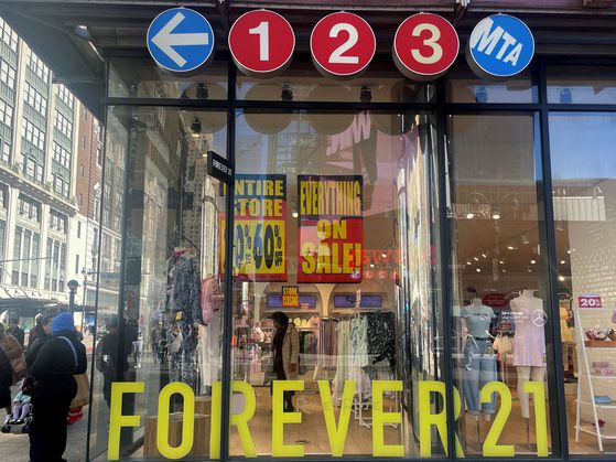 포에버21(Forever21) 미국 뉴욕 타임스퀘어 지점 모습. 포에버21은 지난 3월 두 번째 파산 신청을 했다. 로이터=연합뉴스