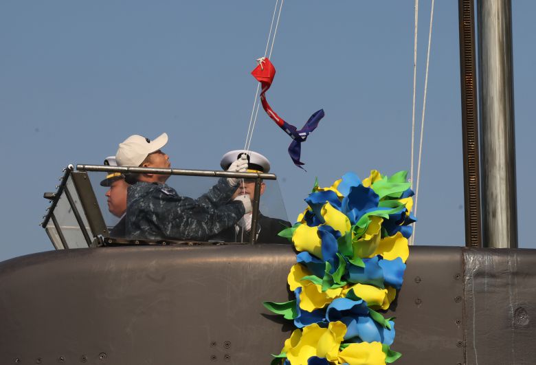 29일 손승목 장보고함 인수 추기사와 마지막 조타장 김영준 상사가 장보고함 취역기를 내리고 있다. 송봉근 기자