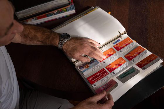 메트로카드 수집가가 데이비드 보위 메트로카드를 보여주고 있다. AP=연합뉴스