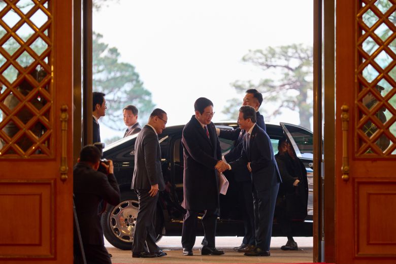 이재명 대통령이 29일 청와대에서 공식 근무를 시작했다. 이 대통령이 이날 오전 청와대 본관에 도착해 차에서 내려 위성락 안보실장, 김용범 정책실장 등과 입장하고 있다. 연합뉴스