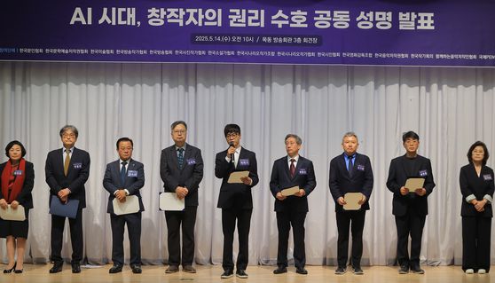 박학기 한국음악저작권협회 부회장이 지난 5월 14일 서울 양천구 목동 방송회관에서 열린 AI 시대, 창작자 권리 수호 공동성명 발표 기자회견에서 성명서를 낭독하고 있다. 연합뉴스