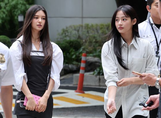 뉴진스 다니엘과 민지가 지난 8월 14일 서울 서초구 서울중앙지방법원에서 열린 어도어가 뉴진스를 상대로 제기한 전속계약 유효 확인 소송 조정기일에 출석하는 모습. 뉴스1