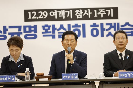 정청래 더불어민주당 대표, 장동혁 국민의힘 대표 등이 29일 전라남도 무안군 무안국제공항 여객터미널에서 열린 12ㆍ29 여객기 참사 1주기 추모식에 참석해 있다. 연합뉴스