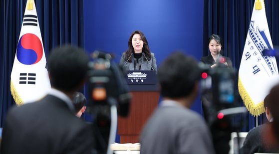 이재명 대통령과 시진핑 중국 국가주석이 1일 경북 경주시 경주박물관에서 함께 발걸음을 옮기고 있다. 사진 대통령실