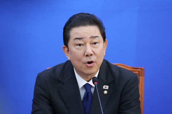 김병기 더불어민주당 원내대표(왼쪽 둘째)가 30일 국회에서 원내대표직 사퇴를 밝힌 뒤 인사히고 있다. 임현동 기자