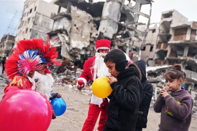 어린이들이 풍선을 불고 있다. AP=연합뉴스