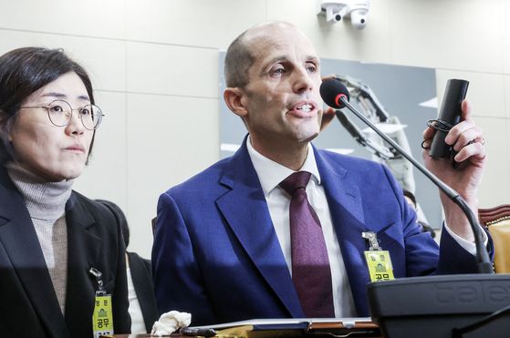 30일 국회에서 열린 '쿠팡 침해사고 및 개인정보 유출, 불공정 거래, 노동환경 실태 파악과 재발방지 대책 마련을 위한 청문회'에 출석한 해롤드 로저스 쿠팡 임시대표가 의원 질의에 답변하고 있다. 김성룡 기자