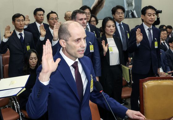 30일 국회에서 열린 '쿠팡 침해사고 및 개인정보 유출, 불공정 거래, 노동환경 실태 파악과 재발방지 대책 마련을 위한 청문회'에 출석한 해롤드 로저스 쿠팡 임시대표가 증인 선서를 하고 있다. 김성룡 기자