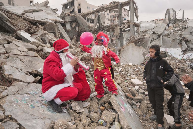 어린이들이 산타의 연주를 듣고 있다. AP=연합뉴스