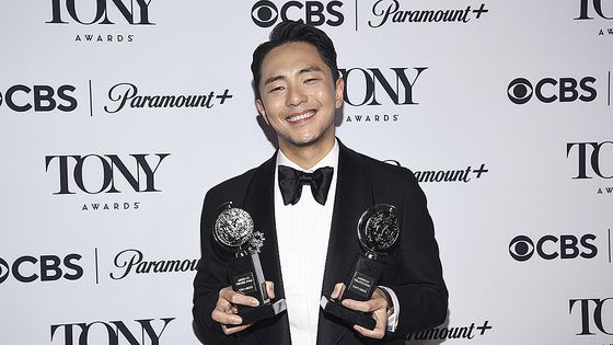 미국 뉴욕 브로드웨이 벨라스코 극장에서 ‘어쩌면 해피 엔딩’을 보기 위해 몰린 관객들 모습과 현지 공연 장면. 이 작품으로 박천휴 작가는 토니상 쾌거를 이뤘다. [중앙포토·뉴스1·AP=연합뉴스]