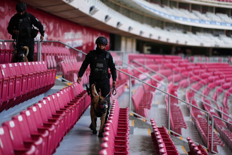 아크론 스타디움내 관중석을 수색하는 보안 인력. AP=연합뉴스