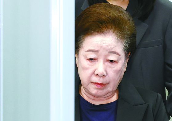 청탁금지법과 정치자금법 위반 등 혐의를 받는 한학자 통일교 총재가 지난 9월 22일 서울 서초구 서울중앙지방법원에서 열린 구속 전 피의자 심문(영장실질심사)을 마친 뒤 법정을 나서고 있다. 뉴시스