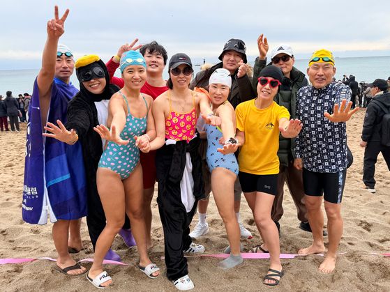 1일 낮 12시 제27회 서귀포 겨울바다 국제펭귄수영대회 참가자들의 지인들이 입수 참가자들의 사진을 찍고 있다. 최충일 기자 최충일 기자