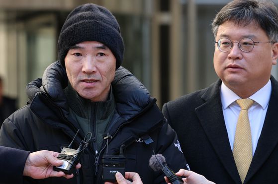 고(故) 이대준씨 친형 이래진씨가 지난해 12월 26일 서울 서초구 중앙지방법원에서 열린 1심 선고 공판을 마친 후 취재진의 질문에 답하고 있다. 뉴스1