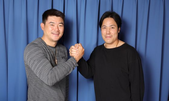 홀드상 노경은   (서울=연합뉴스) 한종찬 기자 = 24일 서울 송파구 롯데호텔 월드에서 열린 2025 신한 SOL뱅크 KBO 시상식에서KBO리그 투수부문 홀드상을 수상한 SSG의 노경은이 포즈를 취하고 있다. 2025.11.24   saba@yna.co.kr (끝)  〈저작권자(c) 연합뉴스, 무단 전재-재배포, AI 학습 및 활용 금지〉