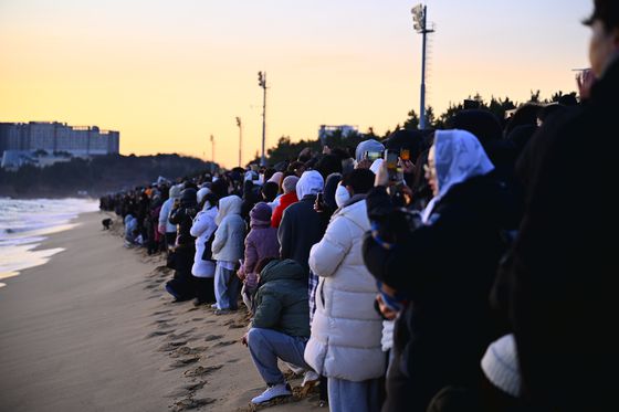 2026년 병오년 첫 날인 1일 오전 속초해수욕장에는 4만명이 넘는 해맞이객들이 모여 수평선 위로 선명하게 솟아오르는 붉은 해를 바라보며 붉은 말의 해 시작을 함께했다. [사진 속초시]