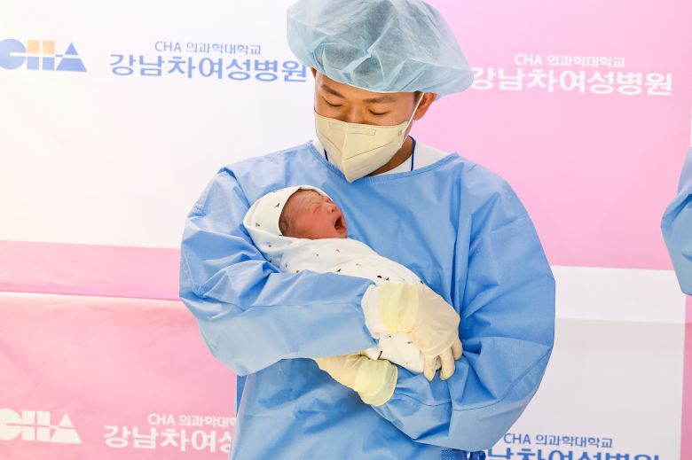 쨈이를 아빠 윤성민씨가 안고 있다.