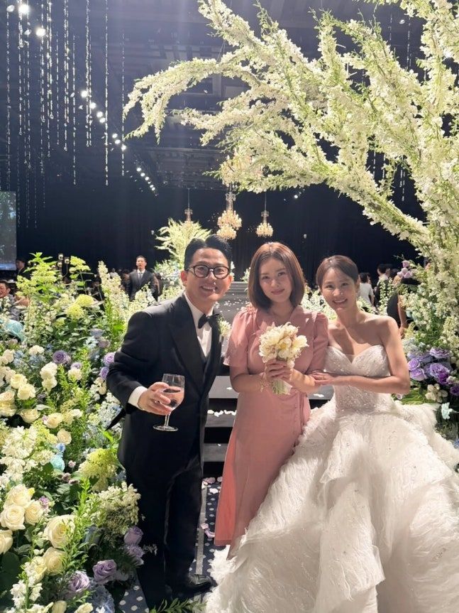 김준호, 김지민 커플이 결혼한 가운데 부케를 받은 방송인 한윤서(가운데). 사진ㅣ한윤서SNS