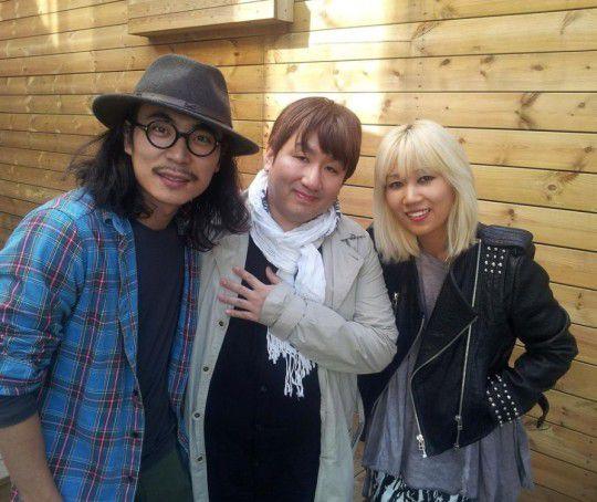 방시혁 의장(가운데)이 스티브J, 요니P 부부와 10년 전에 찍은 사진. 사진l요니P SNS