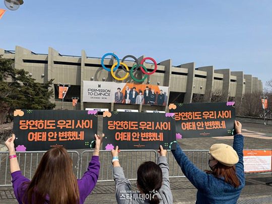 공연에 앞서 기념 사진을 찍고 있는 팬들. 사진l유용석 기자