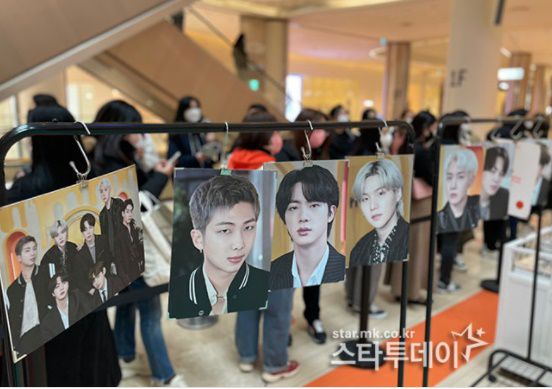 10일 BTS 서울 콘서트 공식 굿즈 판매 스토어에 길에 줄이 늘어섰다. 사진｜유용석 기자