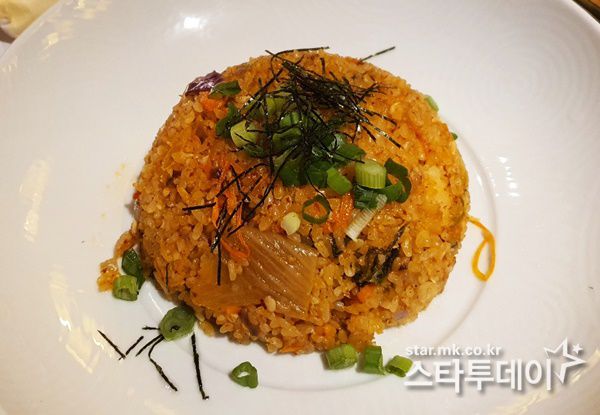 김치볶음밥은 매운 맛에 익숙하지 않은 외국인에 적절한 수준의 맵기다. 사진｜박세연 기자