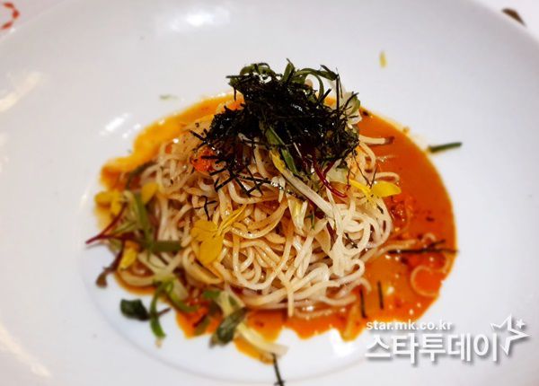 비빔국수는 매운 맛을 잡기 위해 참기름이 가미돼 고소한 풍미가 강하다. 사진｜박세연 기자