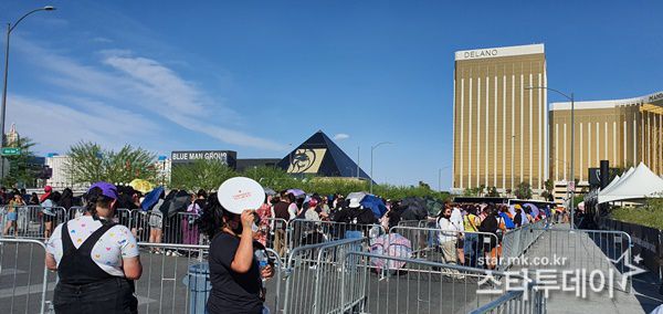 방탄소년단 콘서트 입장을 기다리는 아미들은 땡볕에도 질서 정연했다. 사진|박세연 기자
